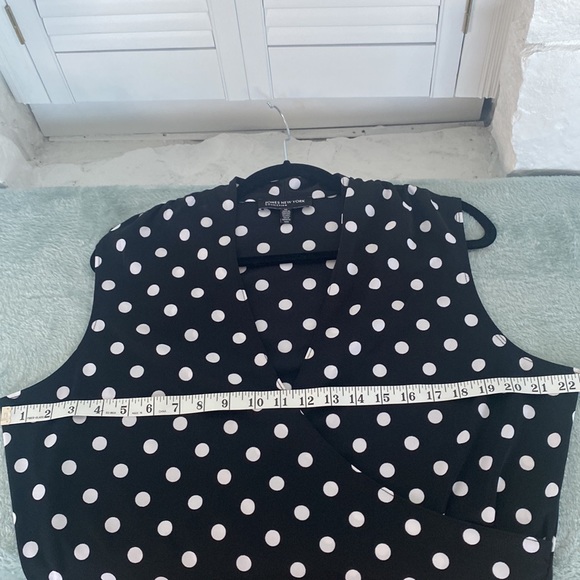 Jones New York black white polka dot V Neck, side gather, sleeveless top - Picture 12 of 13